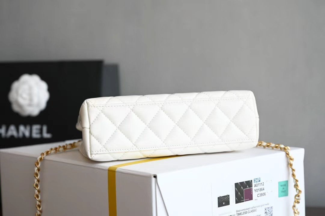 샤넬 미니 쇼핑백 샤이니 빈티지 카프스킨 & 골드 메탈 화이트