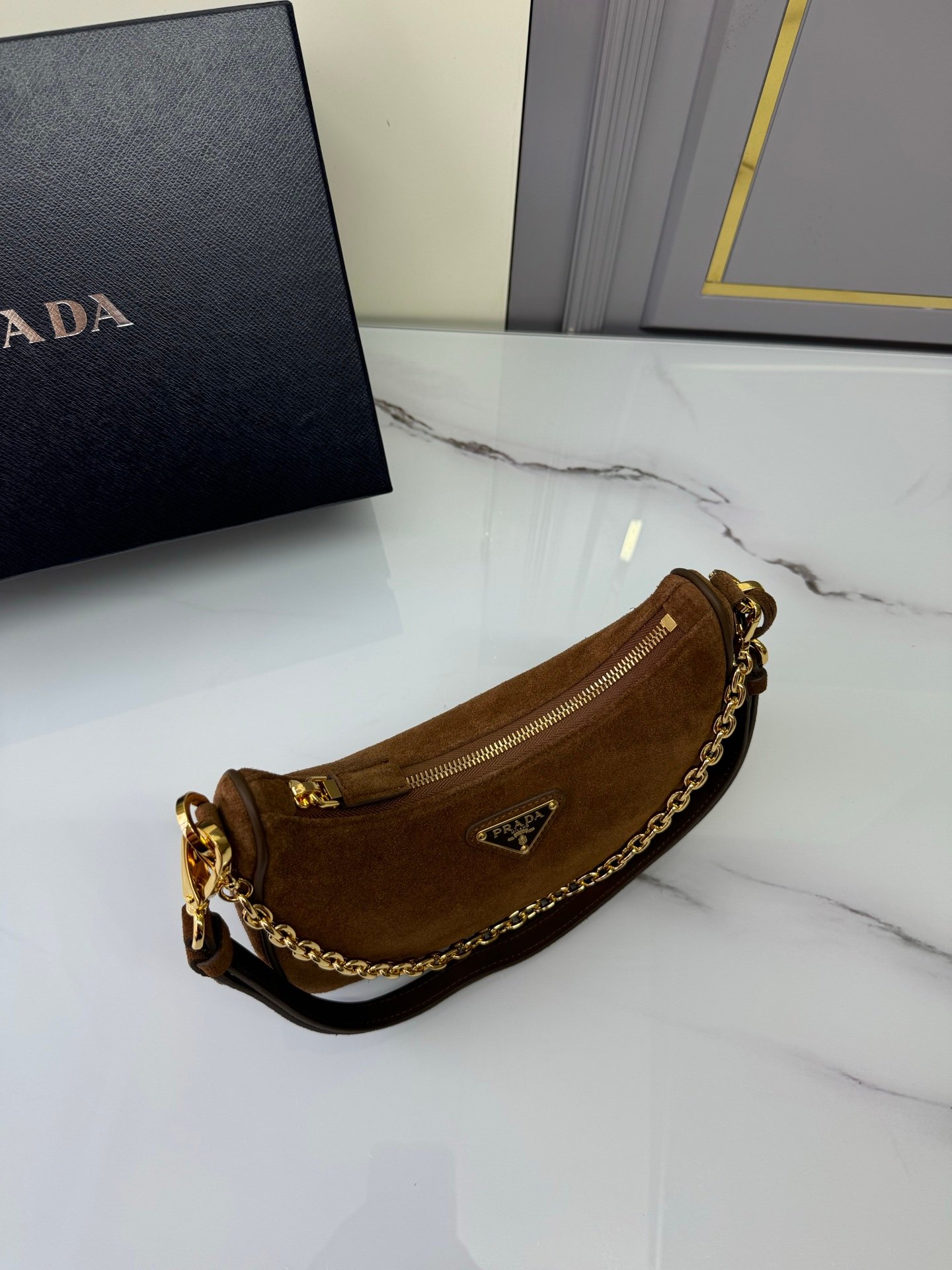 프라다 리에디션 2005 스웨이드 숄더백