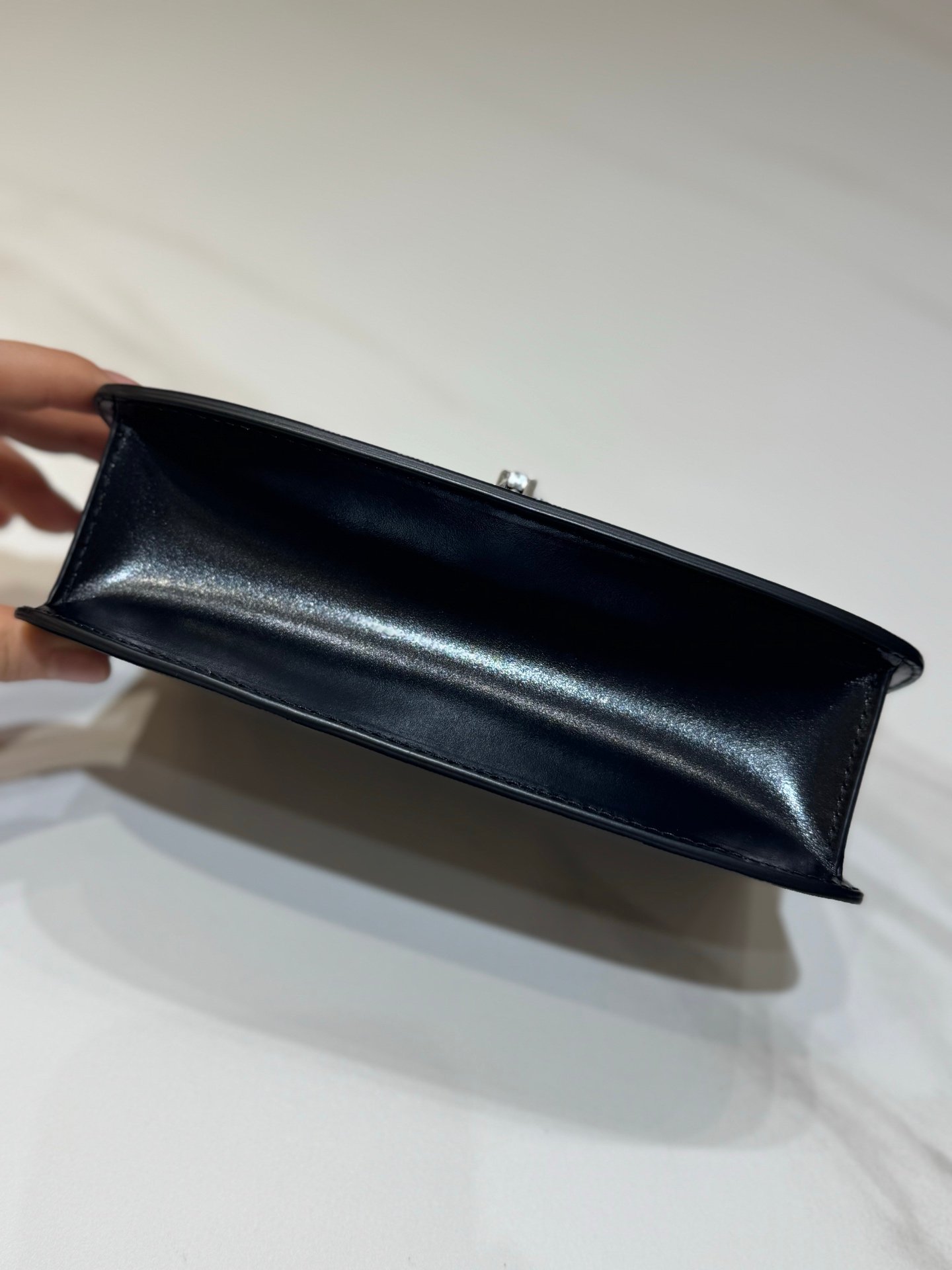 더로우 이스트 웨스트 소피아