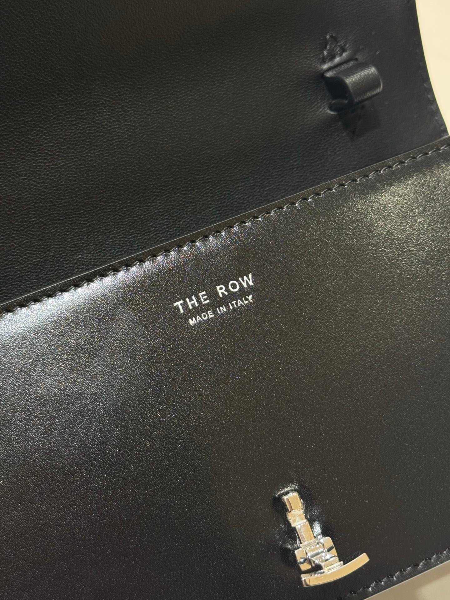 더로우 이스트 웨스트 소피아