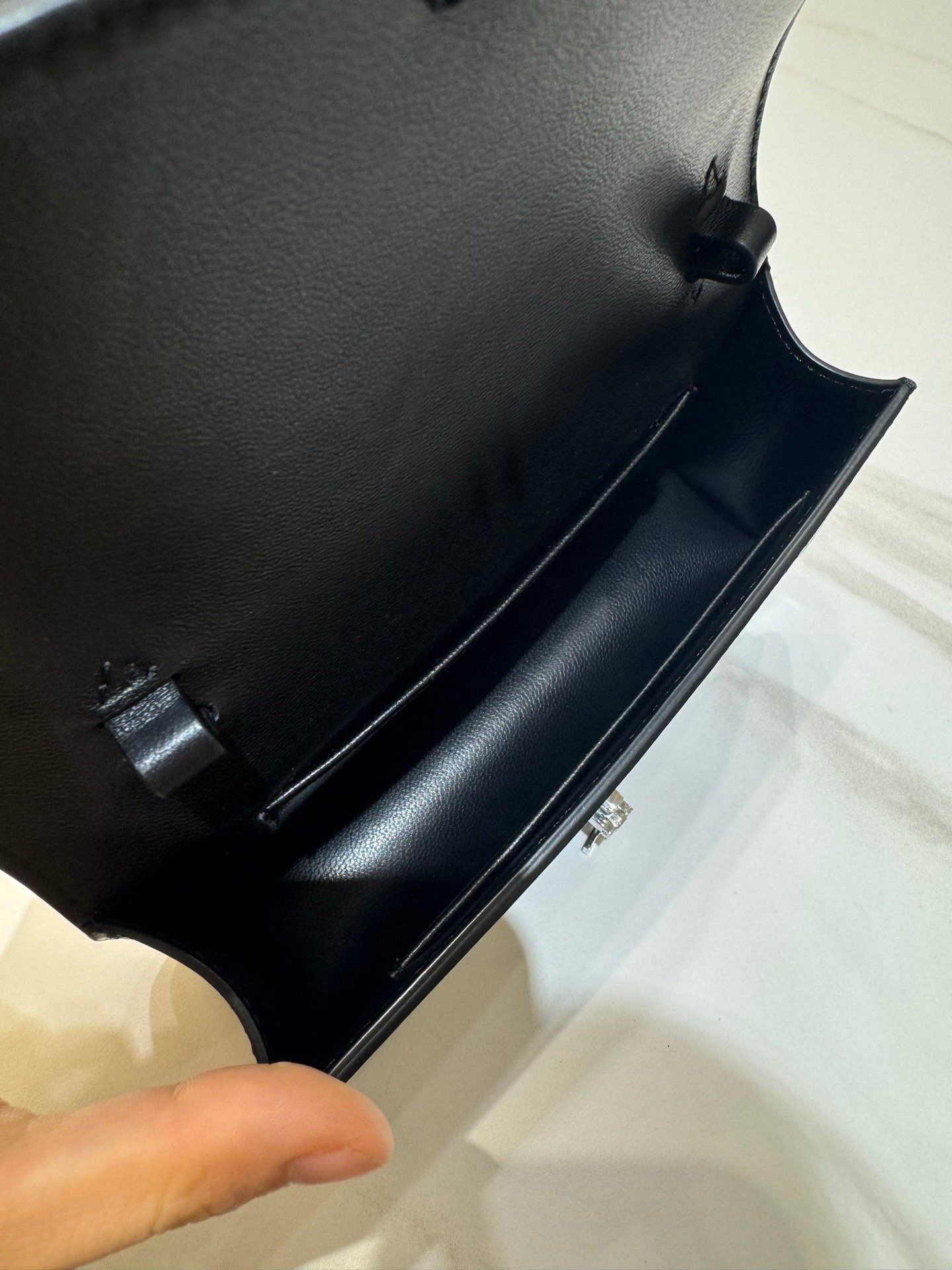 더로우 이스트 웨스트 소피아