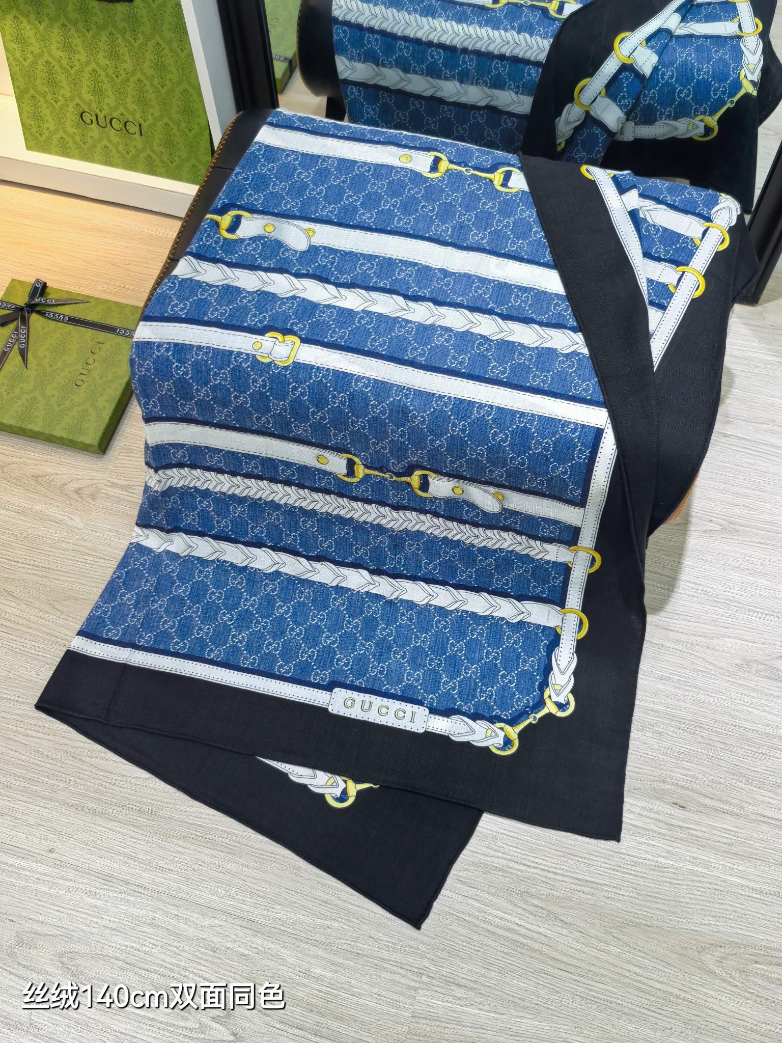 구찌 GG 홀스빗 하네스 프린트 실크 울 숄