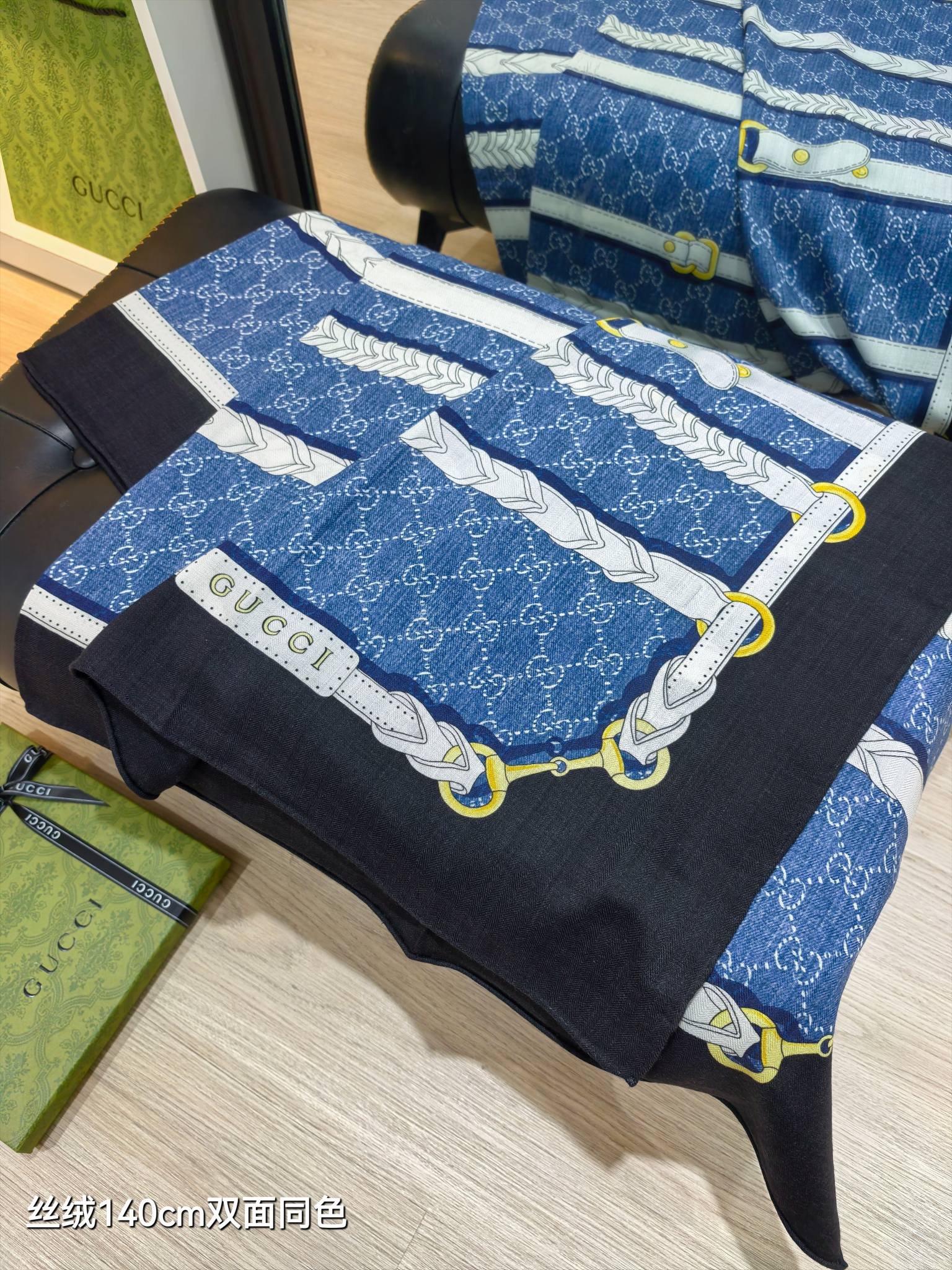 구찌 GG 홀스빗 하네스 프린트 실크 울 숄