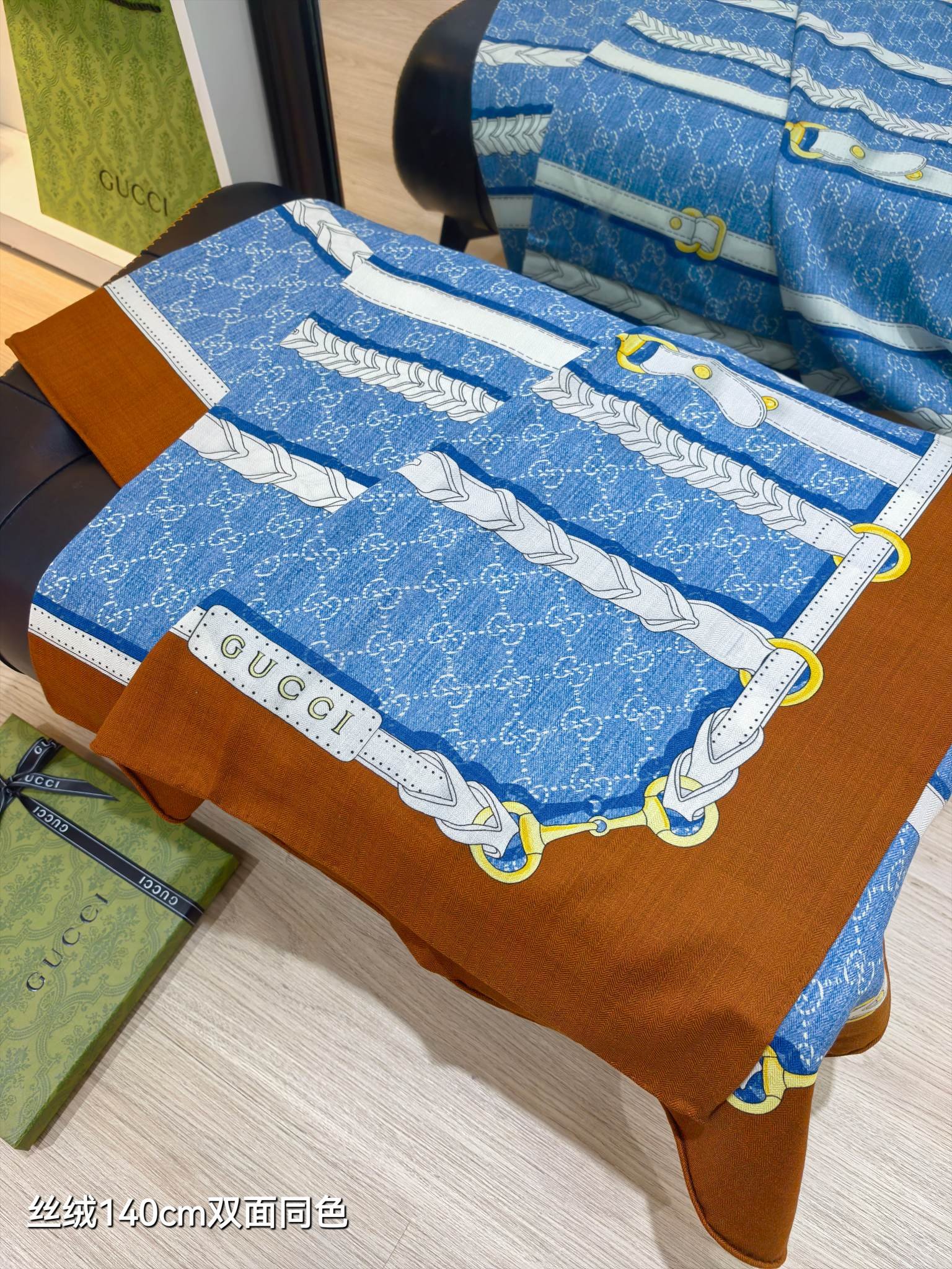 구찌 GG 홀스빗 하네스 프린트 실크 울 숄