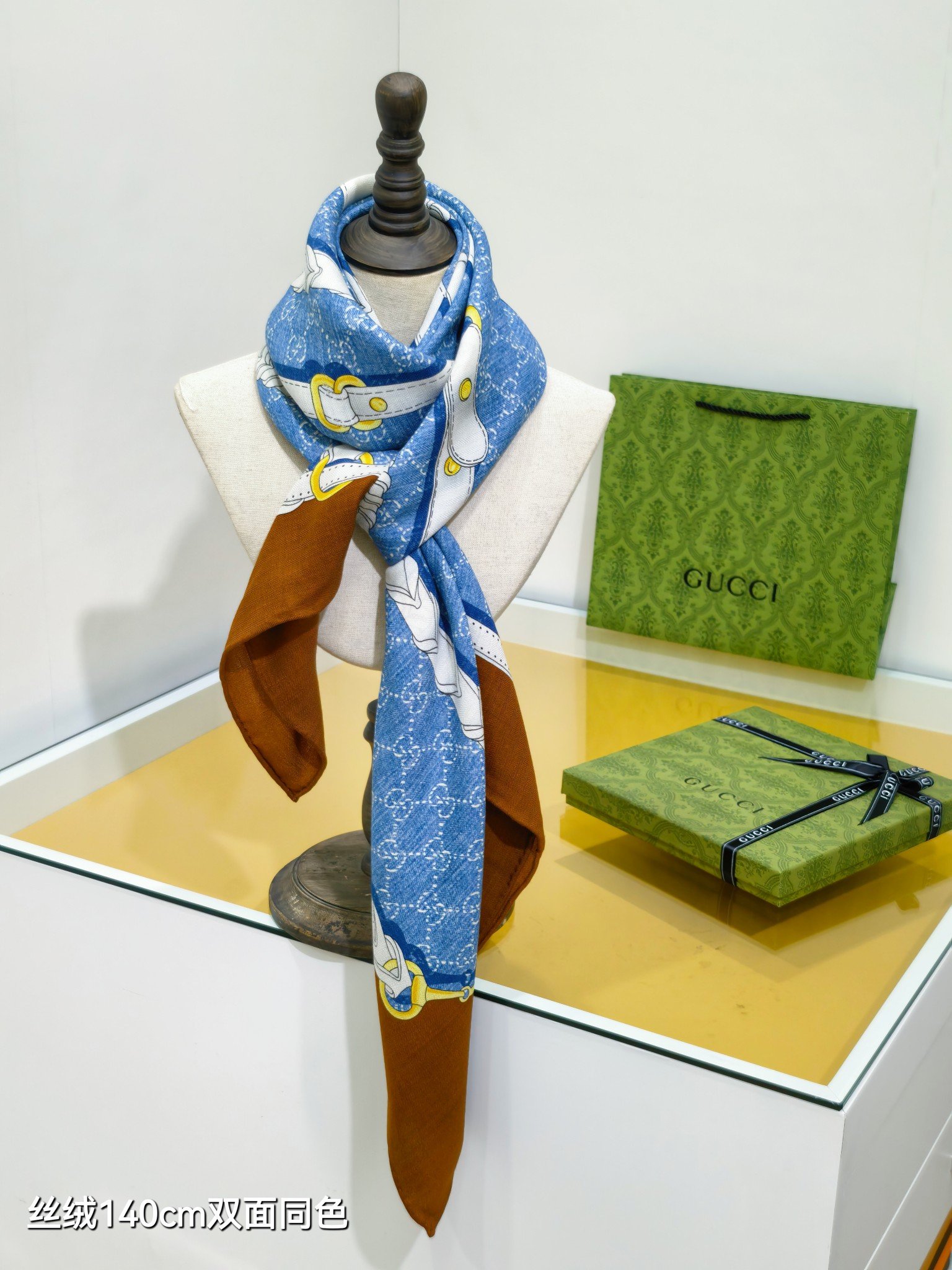 구찌 GG 홀스빗 하네스 프린트 실크 울 숄