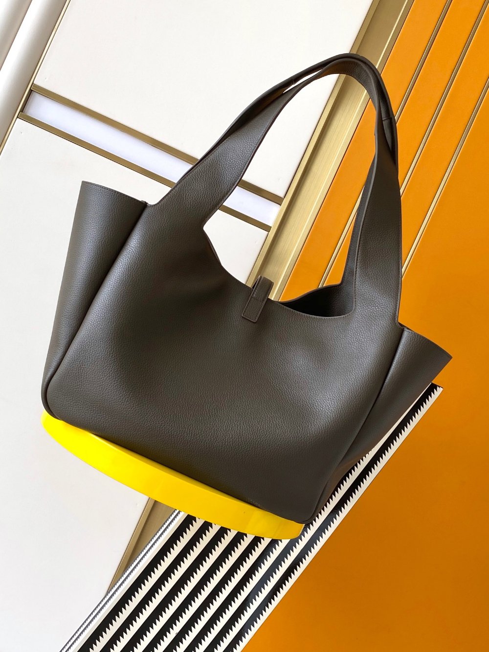 생로랑 Le 5 À 7 Bea In Grained Leather