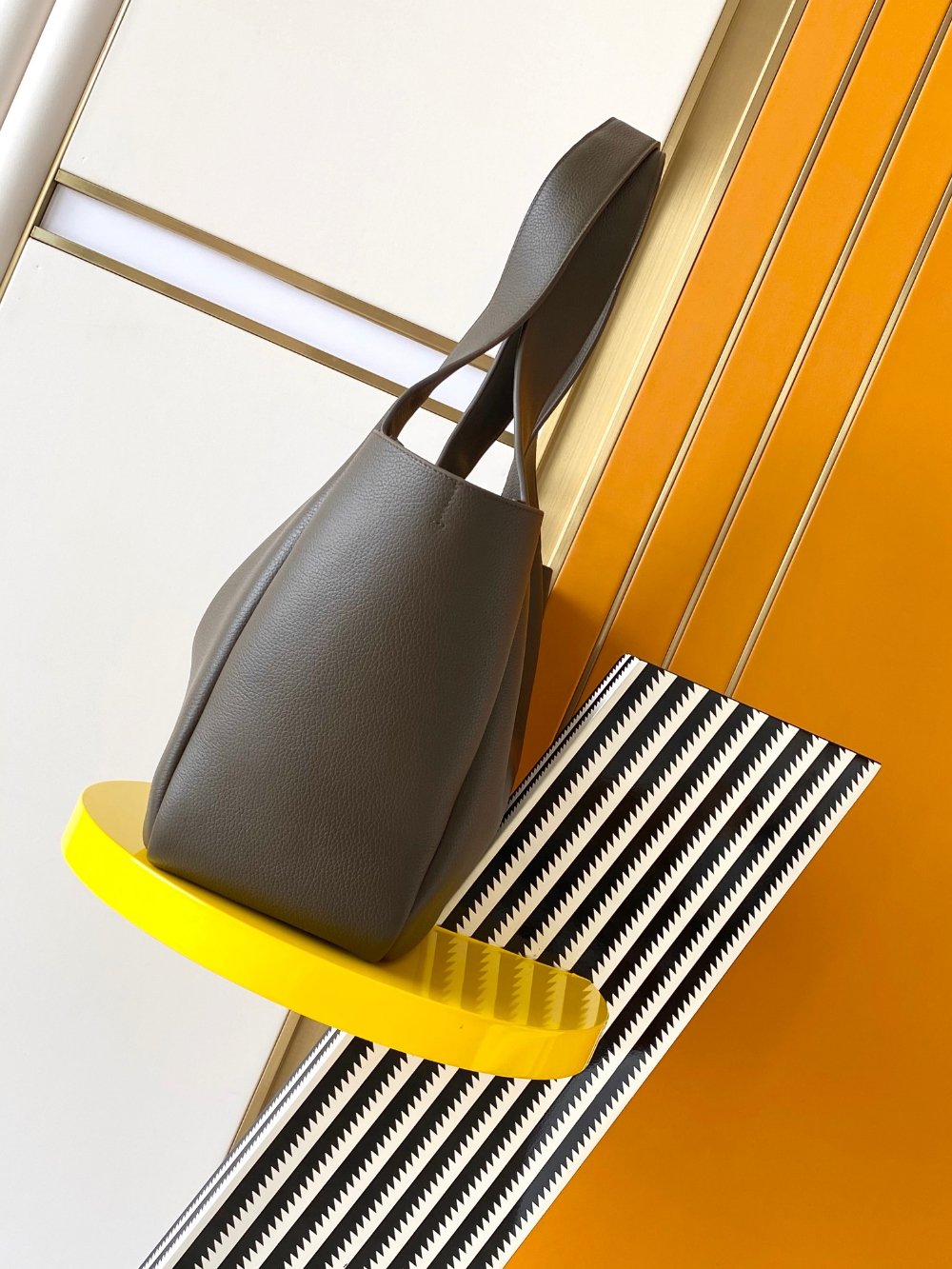 생로랑 Le 5 À 7 Bea In Grained Leather