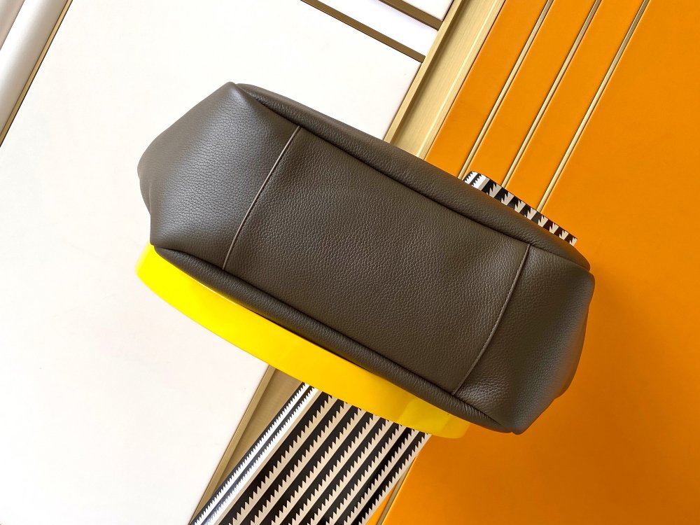 생로랑 Le 5 À 7 Bea In Grained Leather