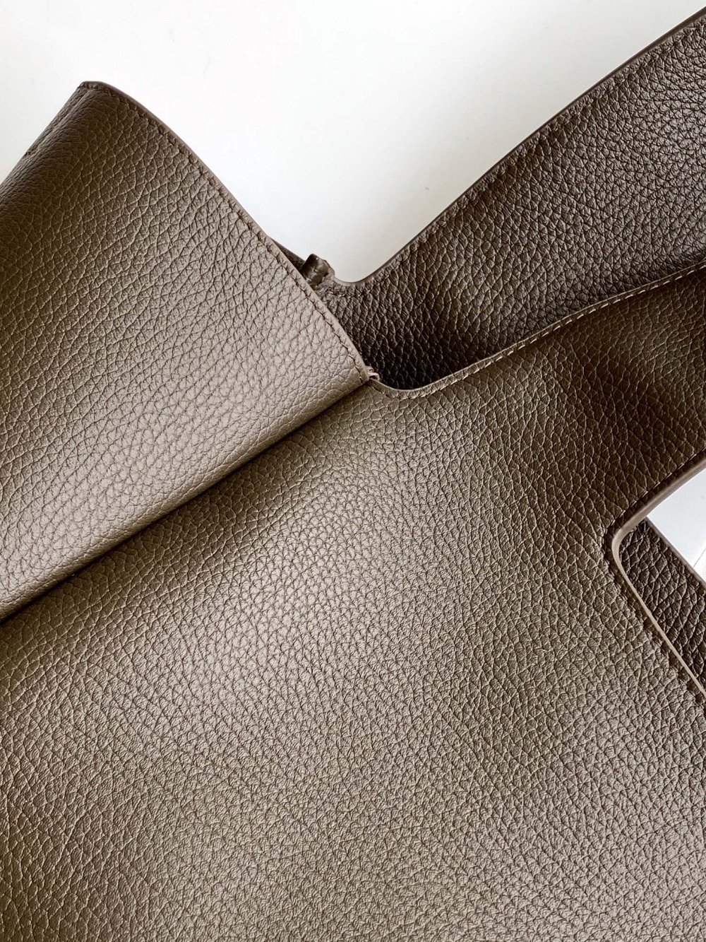 생로랑 Le 5 À 7 Bea In Grained Leather