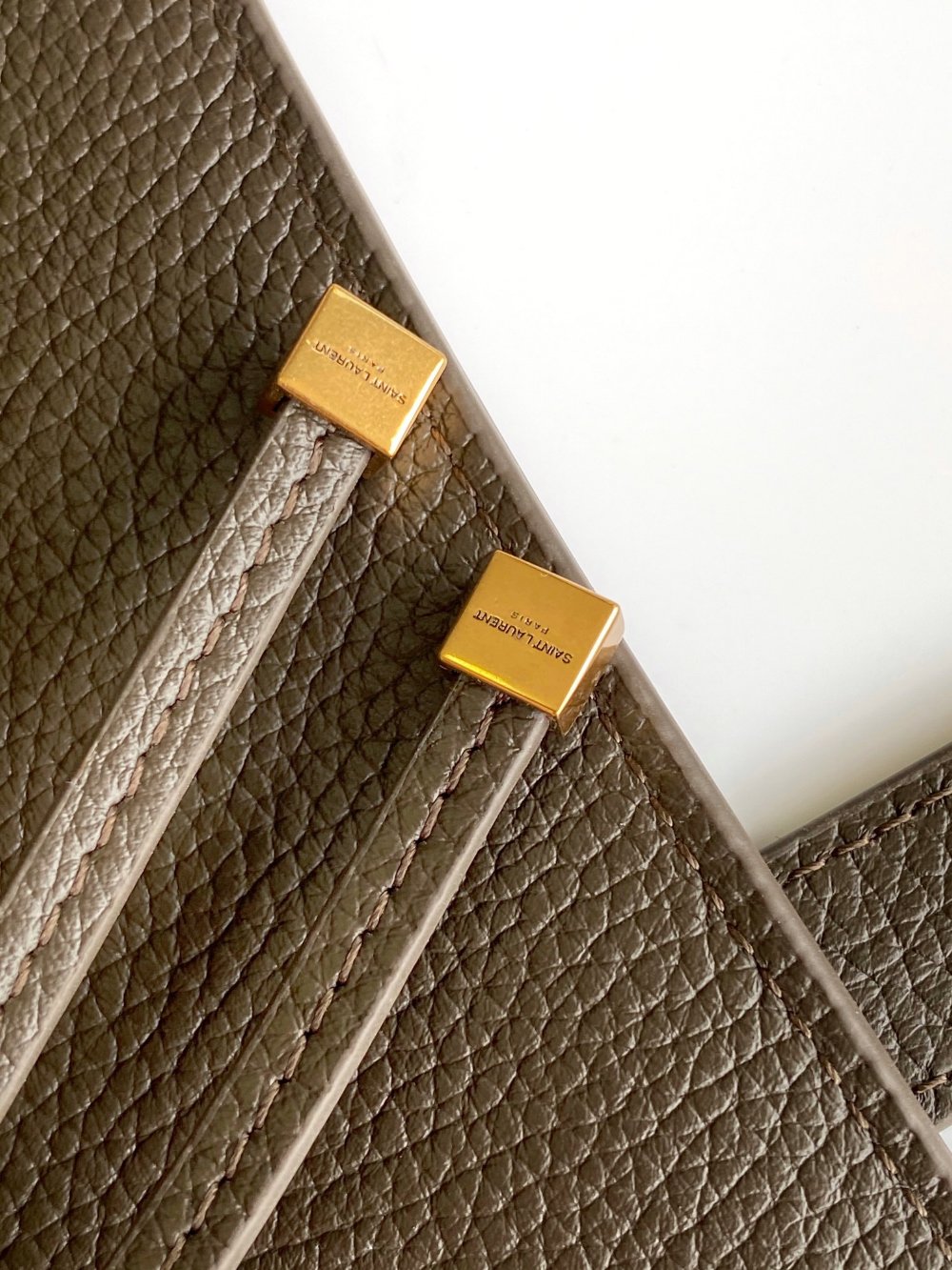 생로랑 Le 5 À 7 Bea In Grained Leather