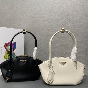 프라다 스몰 에나멜 트라이앵글 로고 가죽 핸드백