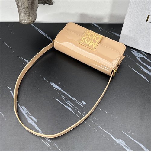 디올 Miss Dior Graffiti 플랩백