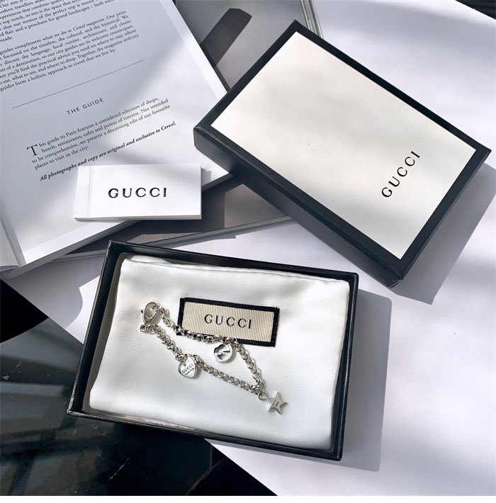 구찌 인터로킹 G 실버 팔찌