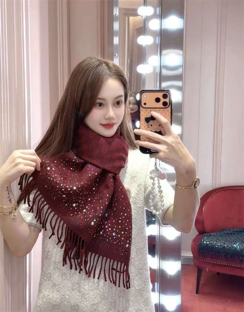 구찌 보르도 크리스털 장식 GG 울 스카프