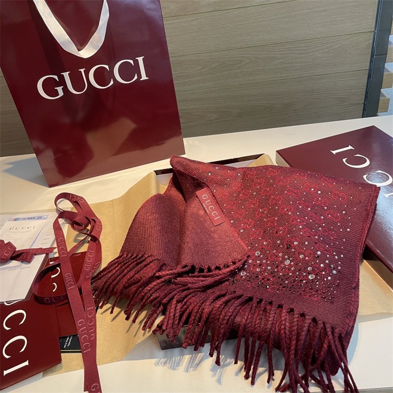 구찌 보르도 크리스털 장식 GG 울 스카프