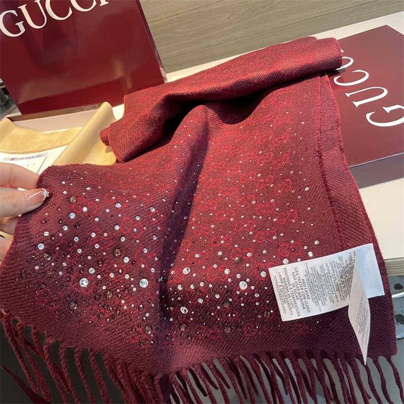 구찌 보르도 크리스털 장식 GG 울 스카프