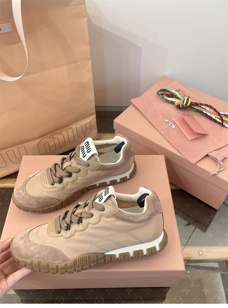 미우미우 타이어 기능성 스웨이드 스니커즈 다크 로즈