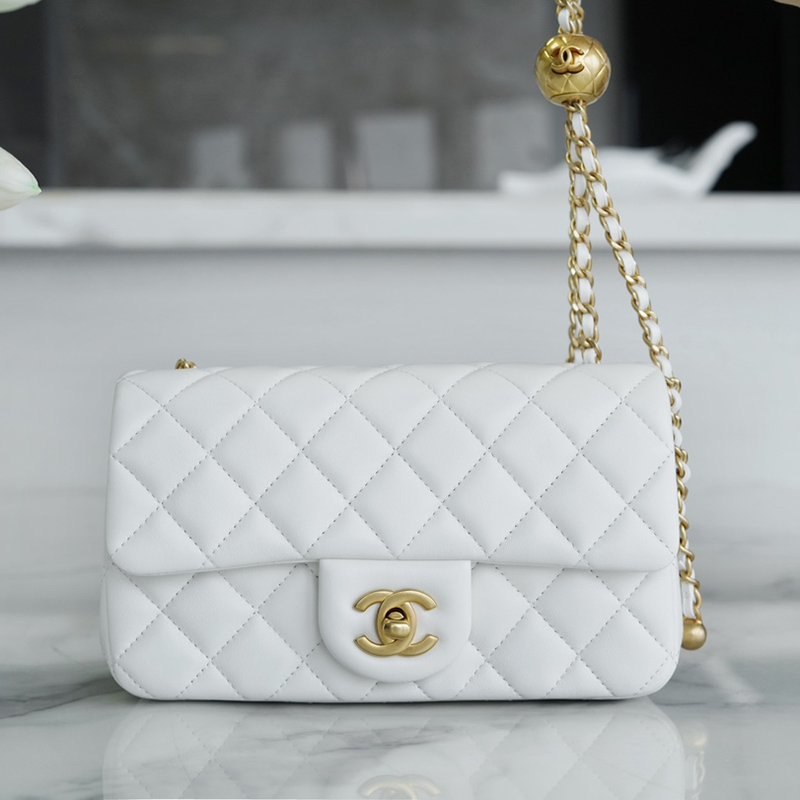 샤넬 클래식 골든볼 플랩 뉴미니 화이트