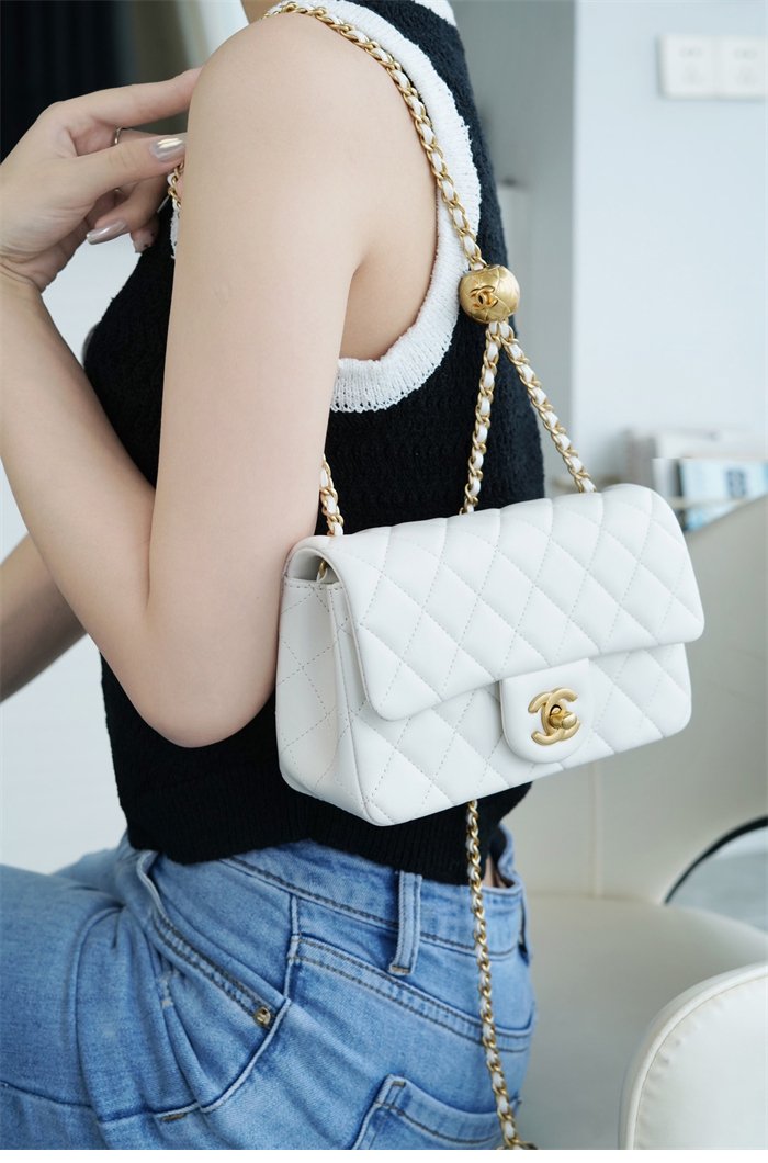 샤넬 클래식 골든볼 플랩 뉴미니 화이트