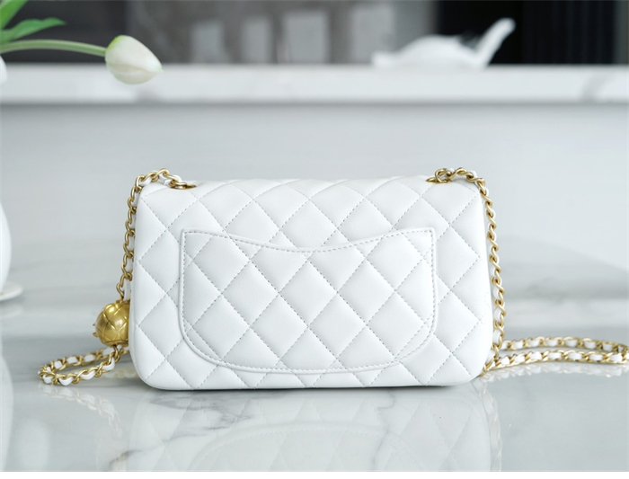 샤넬 클래식 골든볼 플랩 뉴미니 화이트