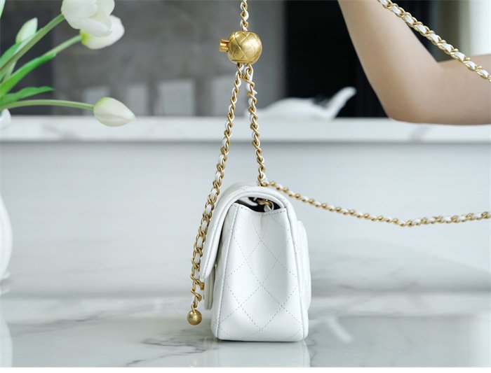 샤넬 클래식 골든볼 플랩 뉴미니 화이트