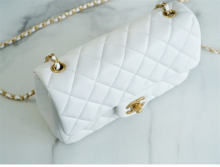 샤넬 클래식 골든볼 플랩 뉴미니 화이트