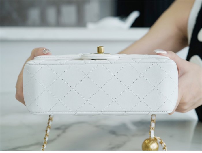 샤넬 클래식 골든볼 플랩 뉴미니 화이트