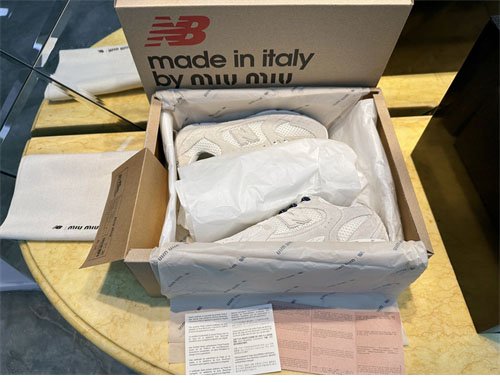 뉴발란스 x 미우미우 530 SL 스니커즈