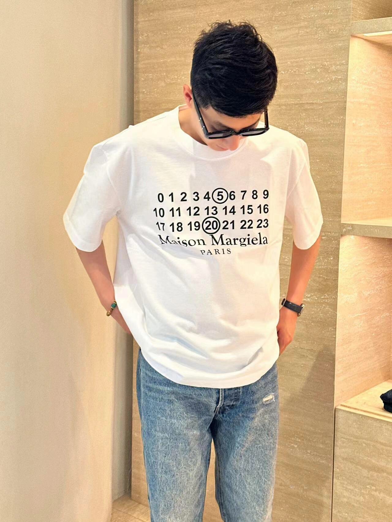 마르지엘라 MM6 시그니처 520 숫자 반팔 티셔츠 “2COLOR”