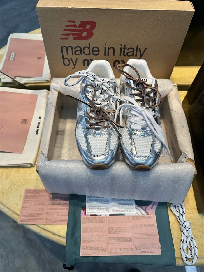 뉴발란스 x 미우미우 530 SL 메탈릭 가죽 메쉬 스니커즈