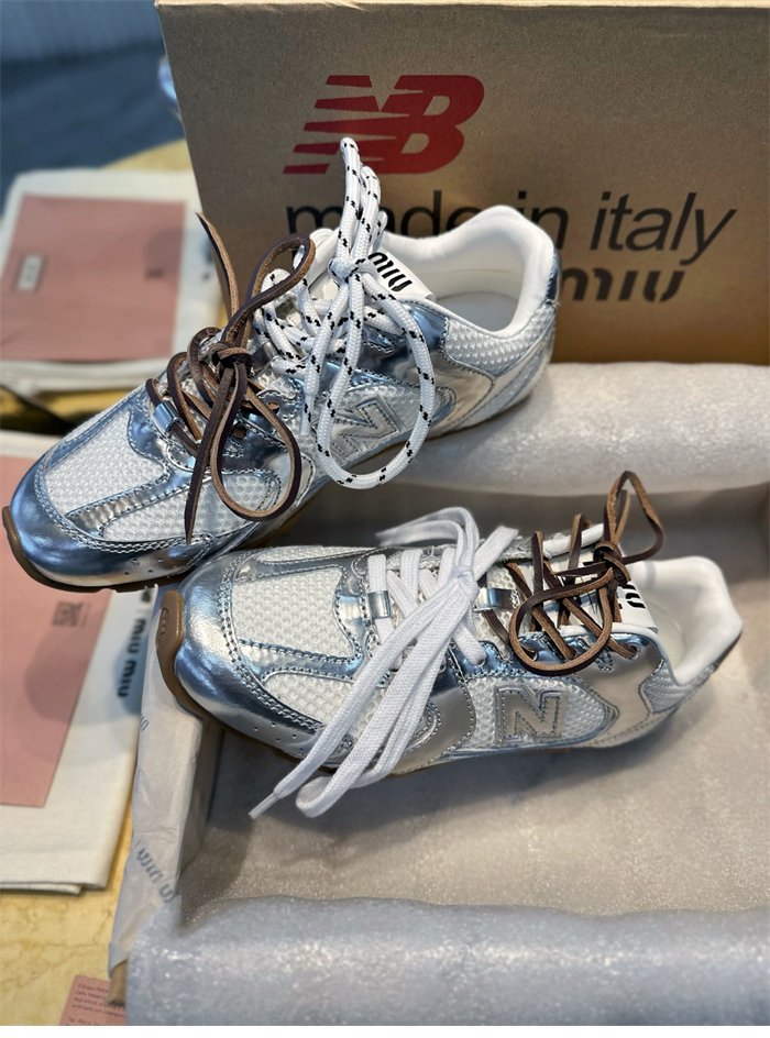 뉴발란스 x 미우미우 530 SL 메탈릭 가죽 메쉬 스니커즈