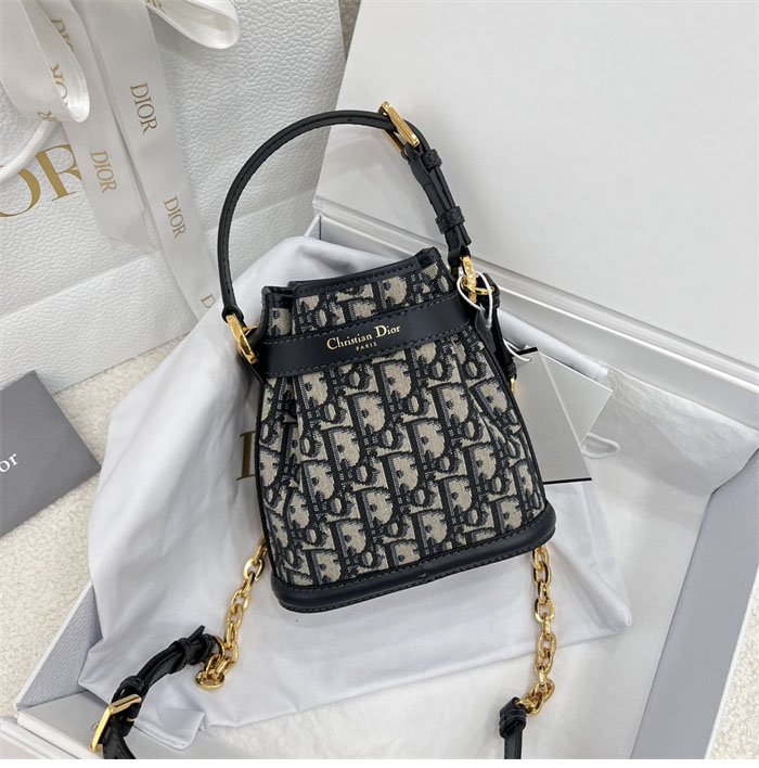 디올 스몰 C’est 쎄 백 오블리크 자카드