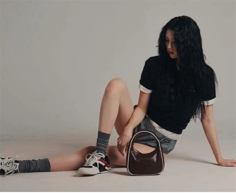 미우미우 김나지움 기능성 스웨이드 스니커즈 블루/버건디