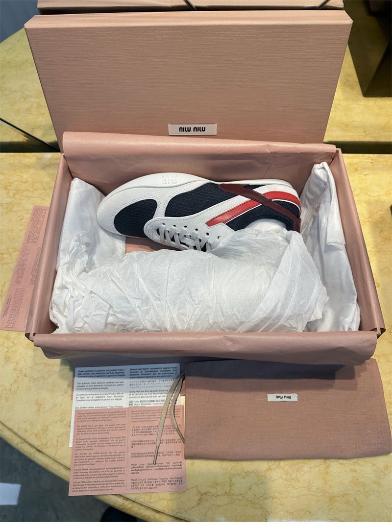 미우미우 김나지움 기능성 스웨이드 스니커즈 블루/버건디