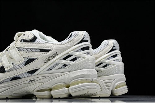 뉴발란스 1906R 폴카 도트 스니커즈 M1906RPC