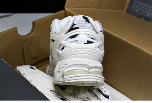 뉴발란스 1906R 폴카 도트 스니커즈 M1906RPC